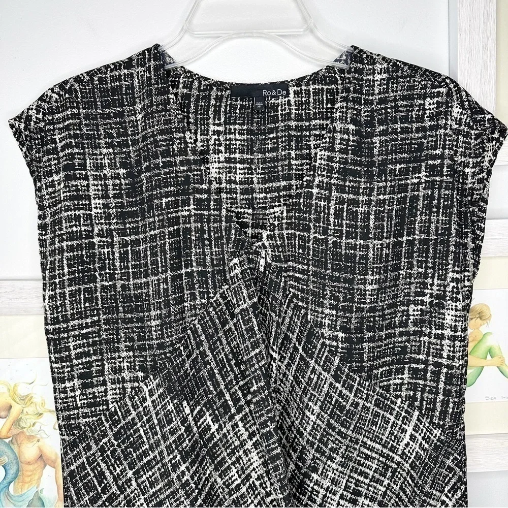 RO & De Black & White Geometric Print Sleeveless Twist Front Top Women’s XS